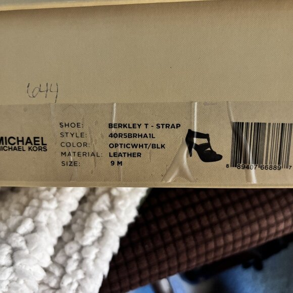 Women's Michael Kors Berkley T Strap Leather Shoe Size 9 Medium - Picture 2 of 6